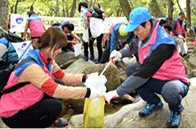 부산은행지역봉사단이 BS행복한 꿈문화 나들이 협약활동 기념촬영을 하고 있습니다.