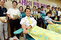 부산은행지역봉사단 및 임직원들이 사랑의 헌혈릴레이를 하고 있습니다.